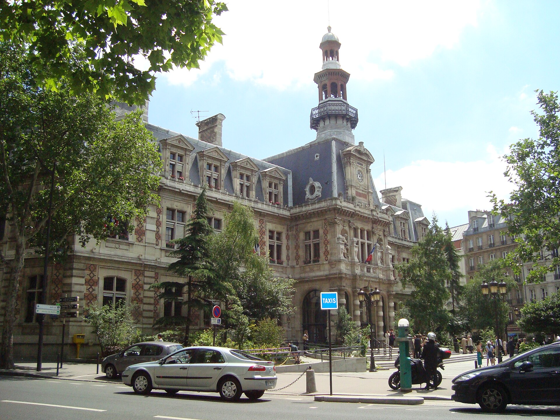 La mairie du 12e arrondissement, avenue Daumesnil, avec sa tour de l'horloge et ses arbres