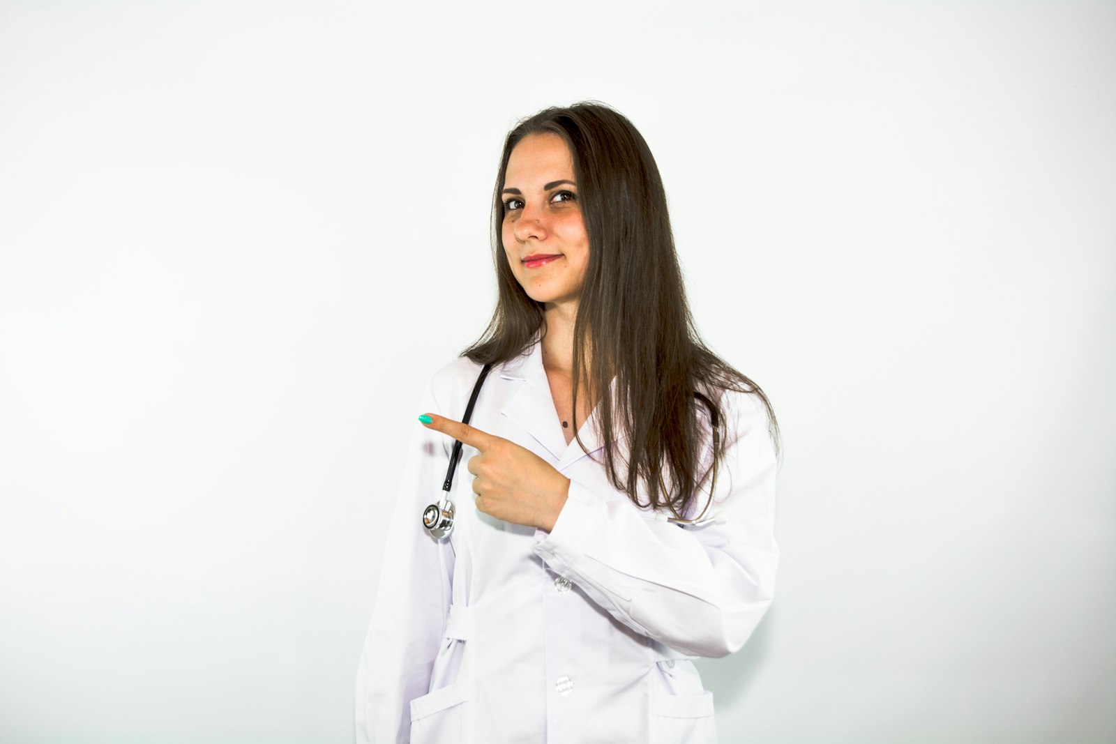 Une pharmacienne en blouse blanche, souriante